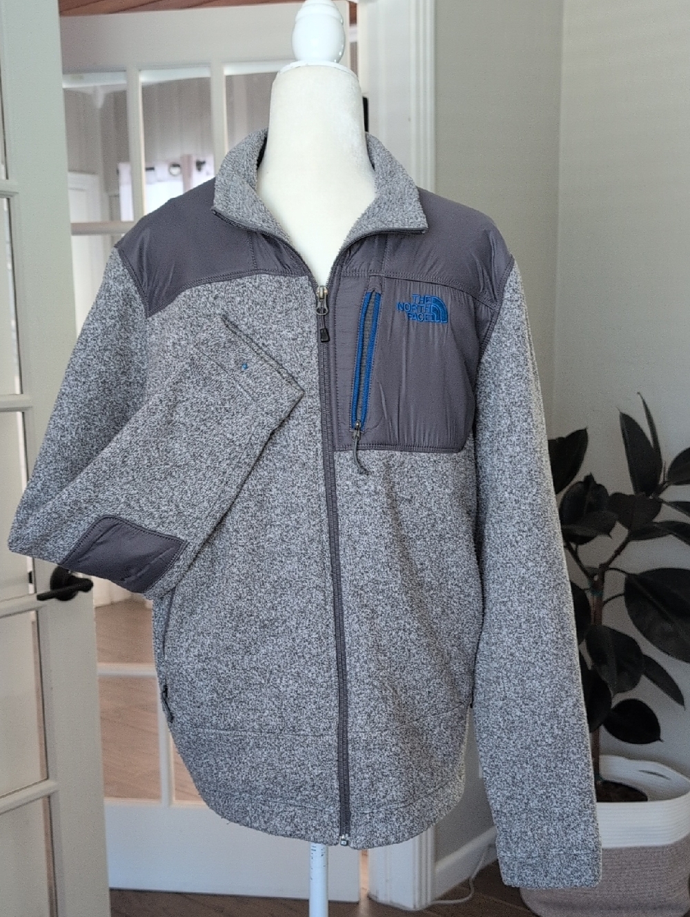 The North Face Mens Gray Heather Fleece Jacket with Blue Zip Large